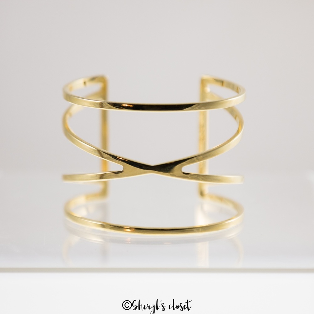 Vince Camuto Cuff in Gold